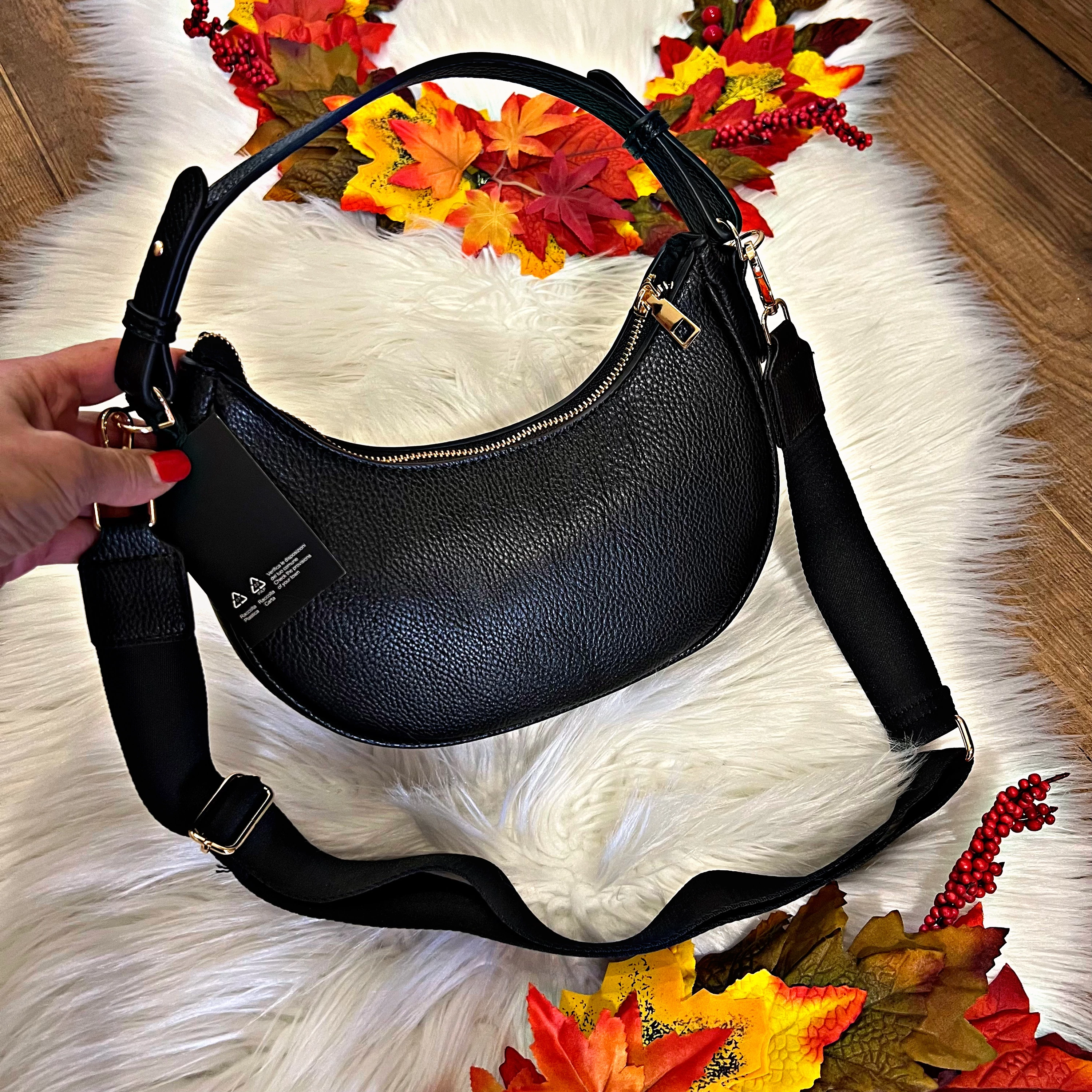 FEKETE VÁLLTÁSKA LEVEHETŐ PÁNTTAL – STÍLUSOS ÉS PRAKTIKUS | MYFASHION FEKETE VÁLLTÁSKA LEVEHETŐ PÁNTTAL – STÍLUSOS ÉS PRAKTIKUS | MYFASHION