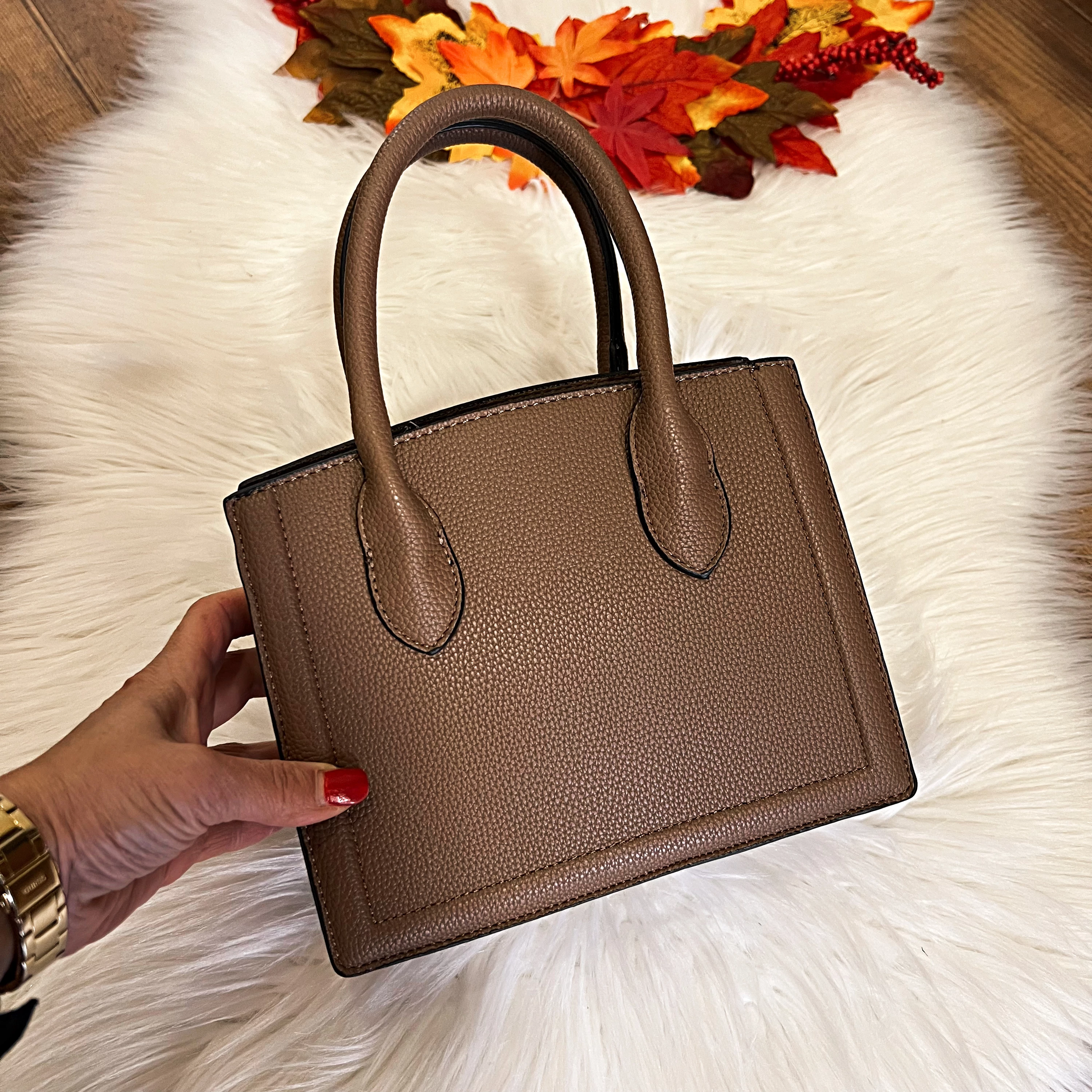 BARNA KÉZITÁSKA KLASSZIKUS FAZONNAL BARNA KÉZITÁSKA KLASSZIKUS FAZONNAL