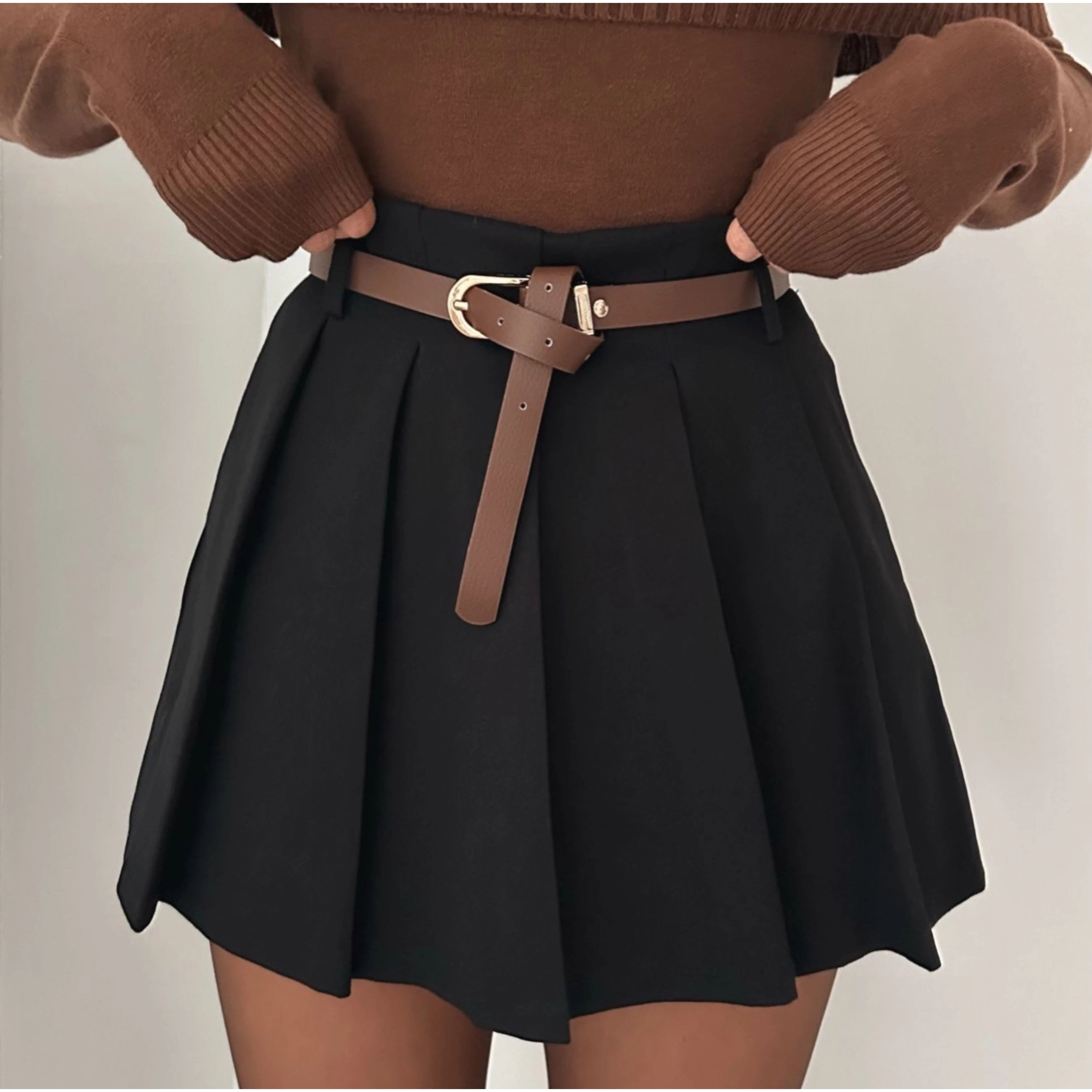 FEKETE SZOKNYA-NADRÁG ÖVVEL – ELEGÁNS ÉS PRAKTIKUS DARAB | MYFASHION FEKETE SZOKNYA-NADRÁG ÖVVEL – ELEGÁNS ÉS PRAKTIKUS DARAB | MYFASHION