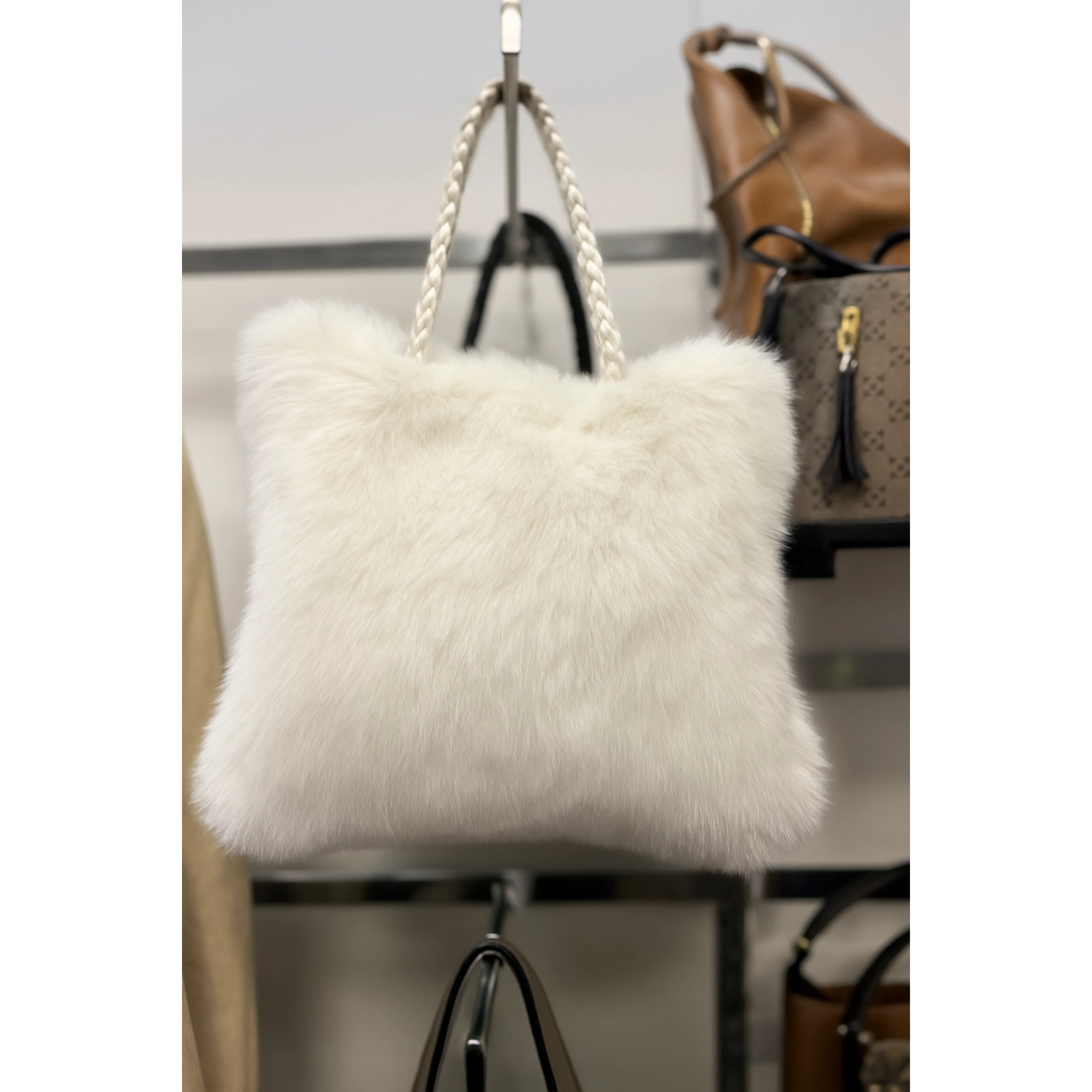 COZY LUXE FAUX FUR BAG – FEHÉR SZŐRMÉS TÁSKA COZY LUXE FAUX FUR BAG – FEHÉR SZŐRMÉS TÁSKA