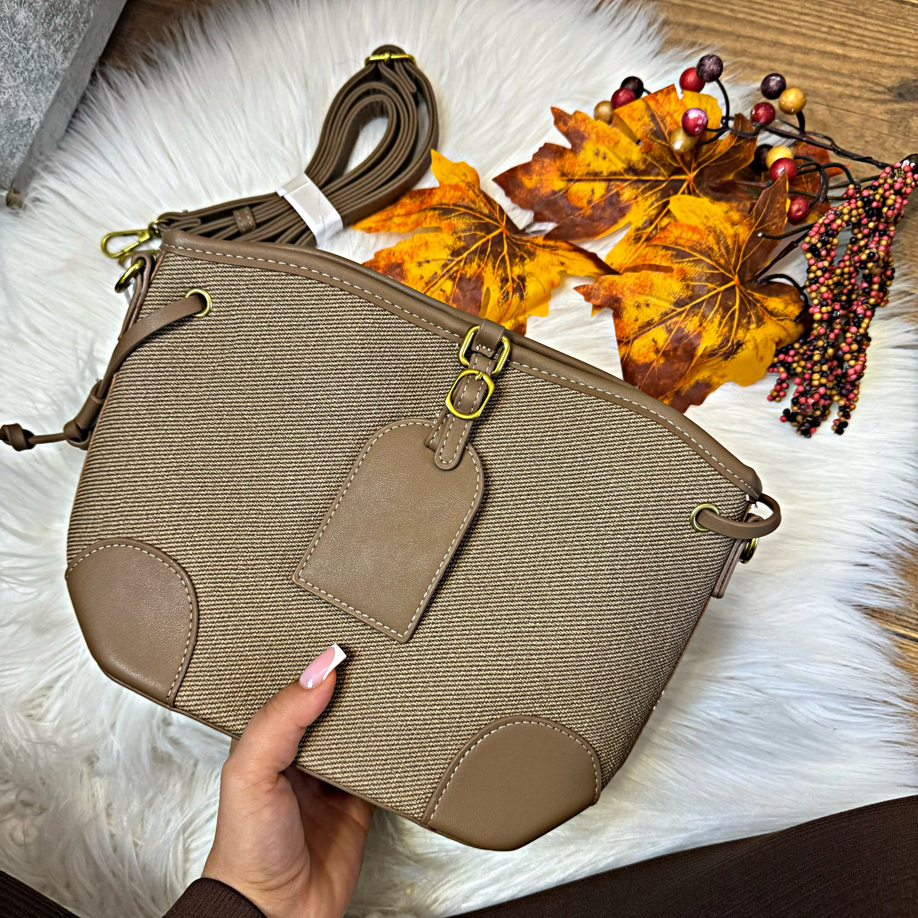 Bézs válltáska kivehető neszesszerrel – 27×19×10 cm női táska arany részletekkel Bézs válltáska kivehető neszesszerrel – 27×19×10 cm női táska arany részletekkel