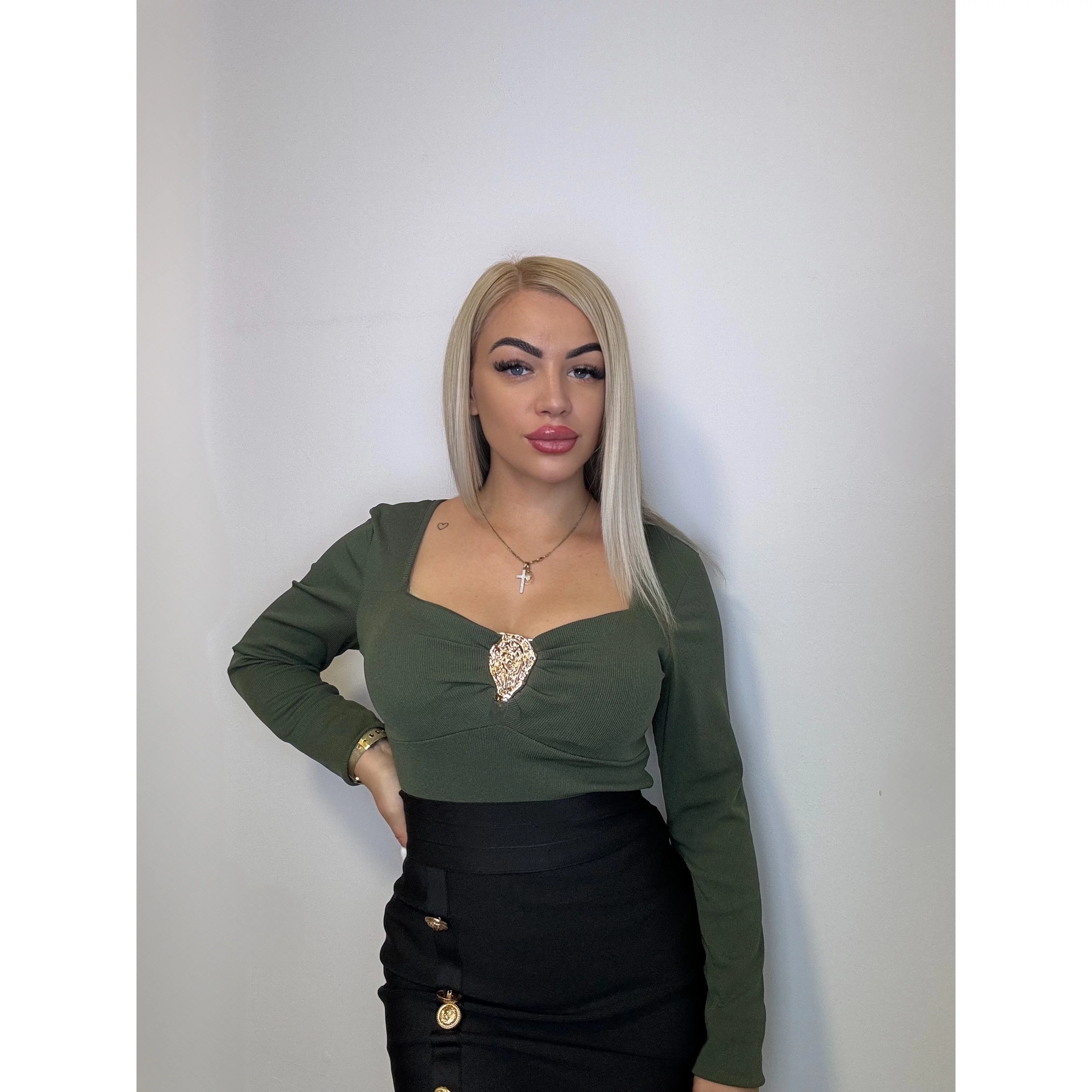 Női khaki hosszú ujjú felső arany díszítéssel – méret nélküli (S/M) Női khaki hosszú ujjú felső arany díszítéssel – méret nélküli (S/M)