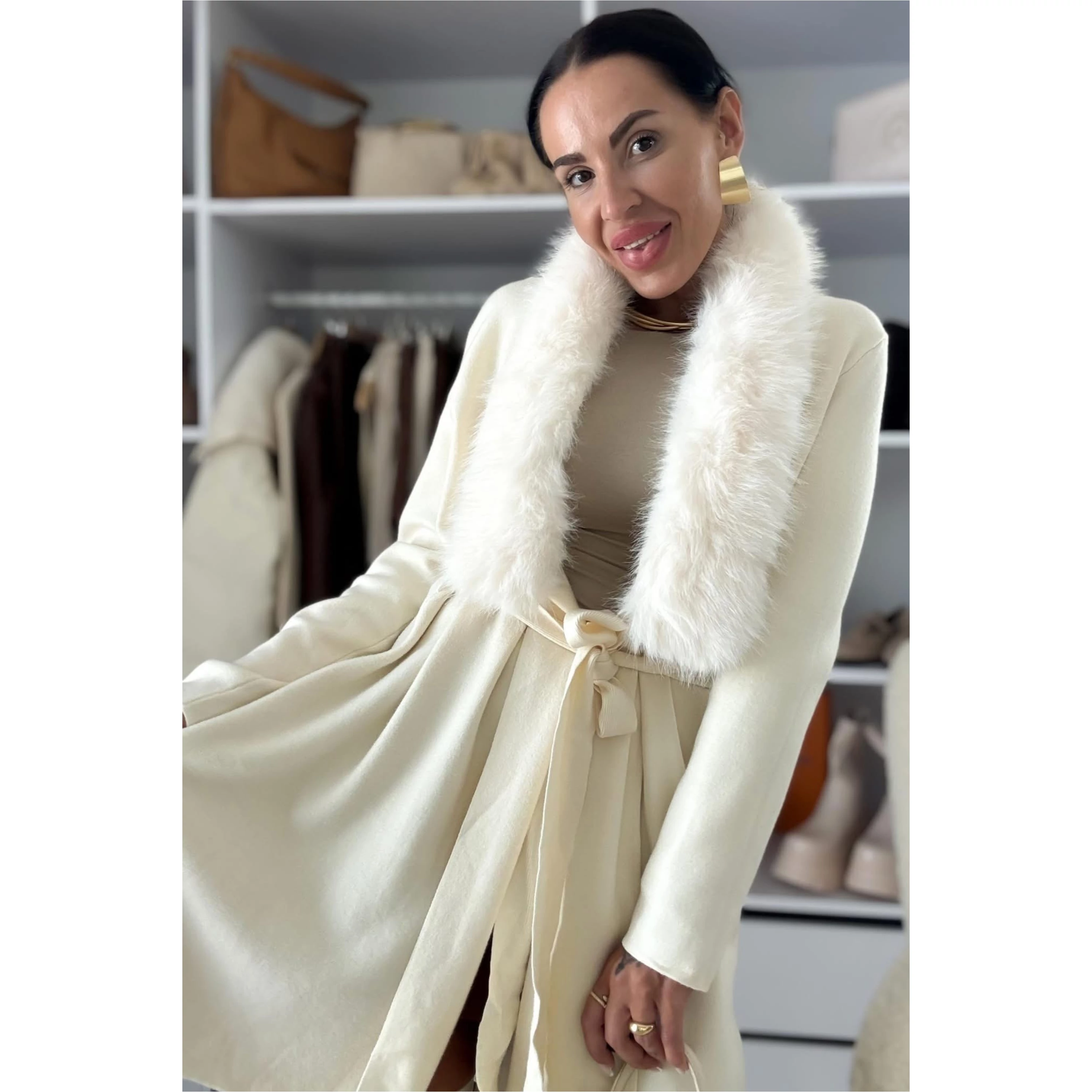 Krém szőrmegalléros kardigán övvel – női divat, méret nélküli S–L Krém szőrmegalléros kardigán övvel – női divat, méret nélküli S–L