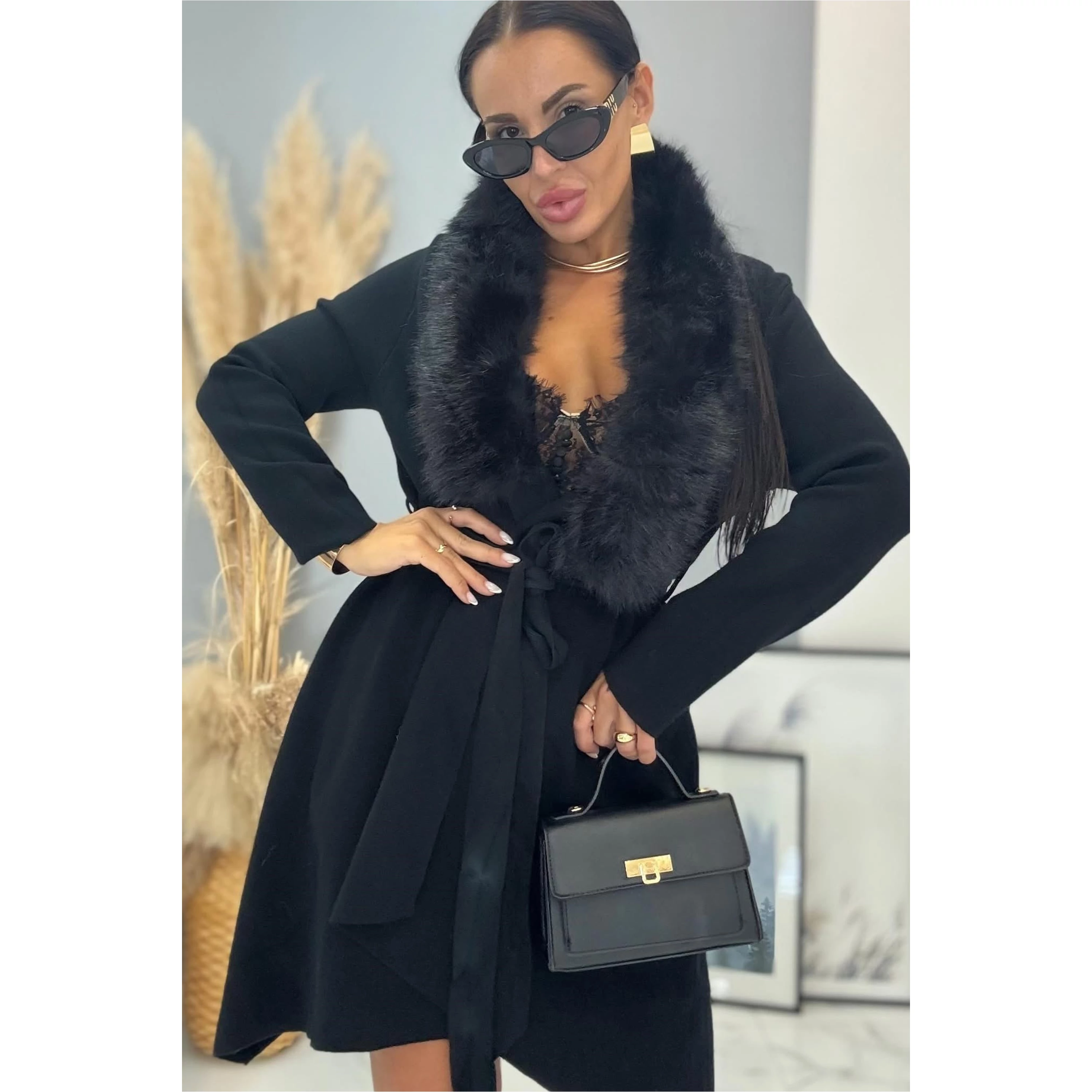 Fekete szőrmegalléros kardigán övvel – női divat, méret nélküli S–L Fekete szőrmegalléros kardigán övvel – női divat, méret nélküli S–L