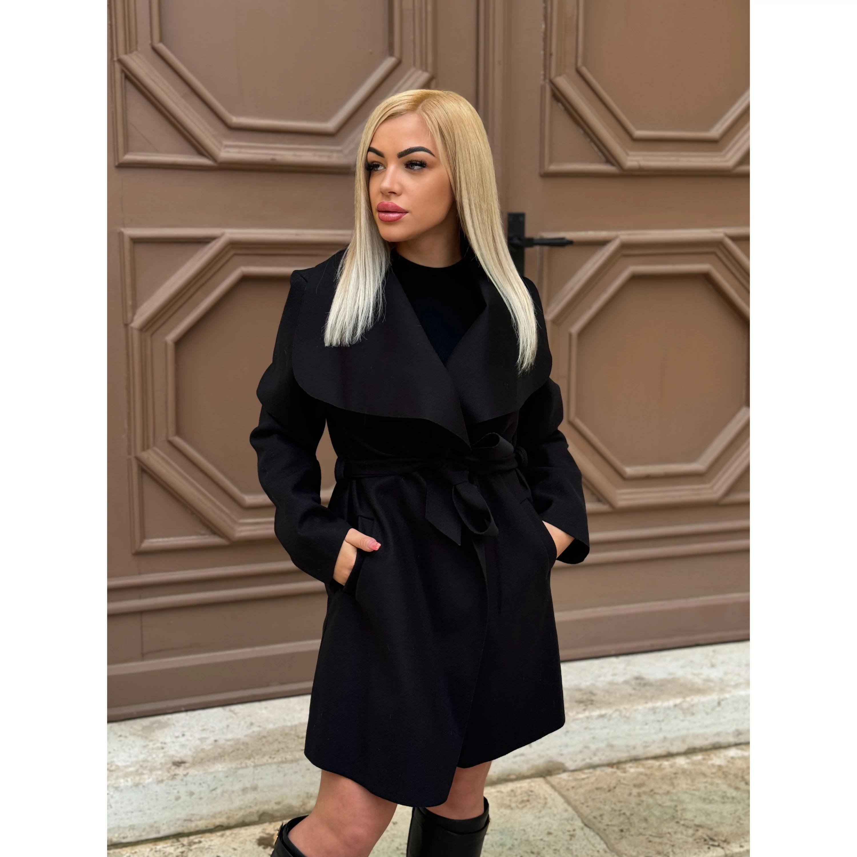 Divatos fekete kabát övvel, 7.990 Ft Divatos fekete kabát övvel, 7.990 Ft