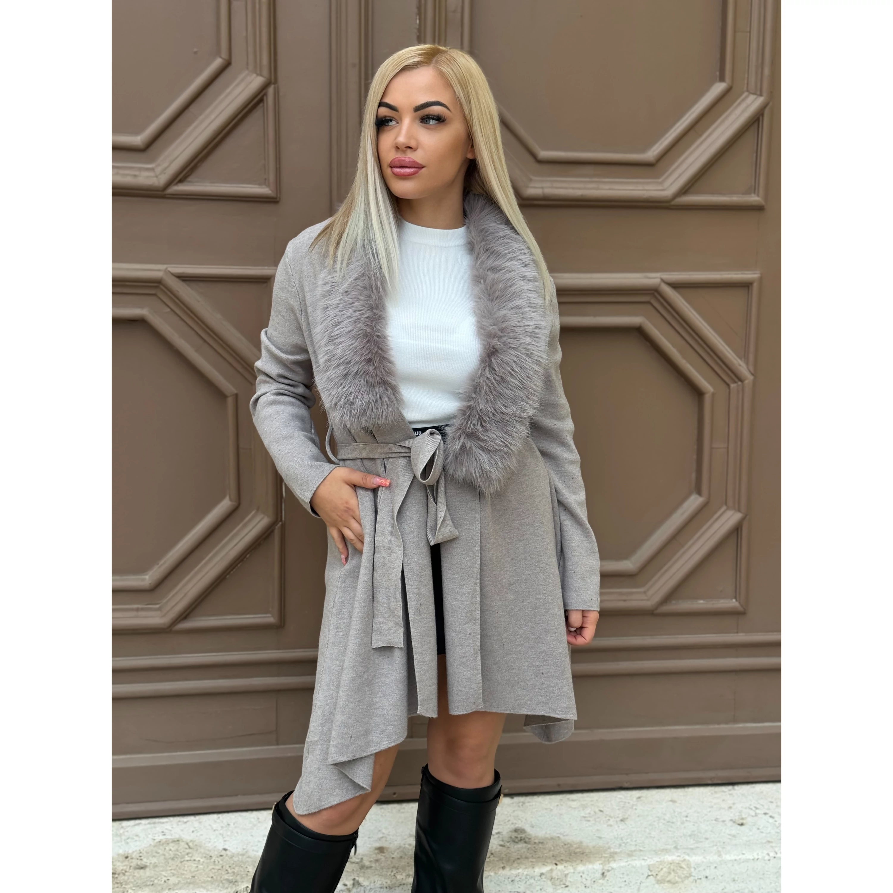 Szürke szőrmegalléros kardigán övvel – női divat, méret nélküli S–L Szürke szőrmegalléros kardigán övvel – női divat, méret nélküli S–L