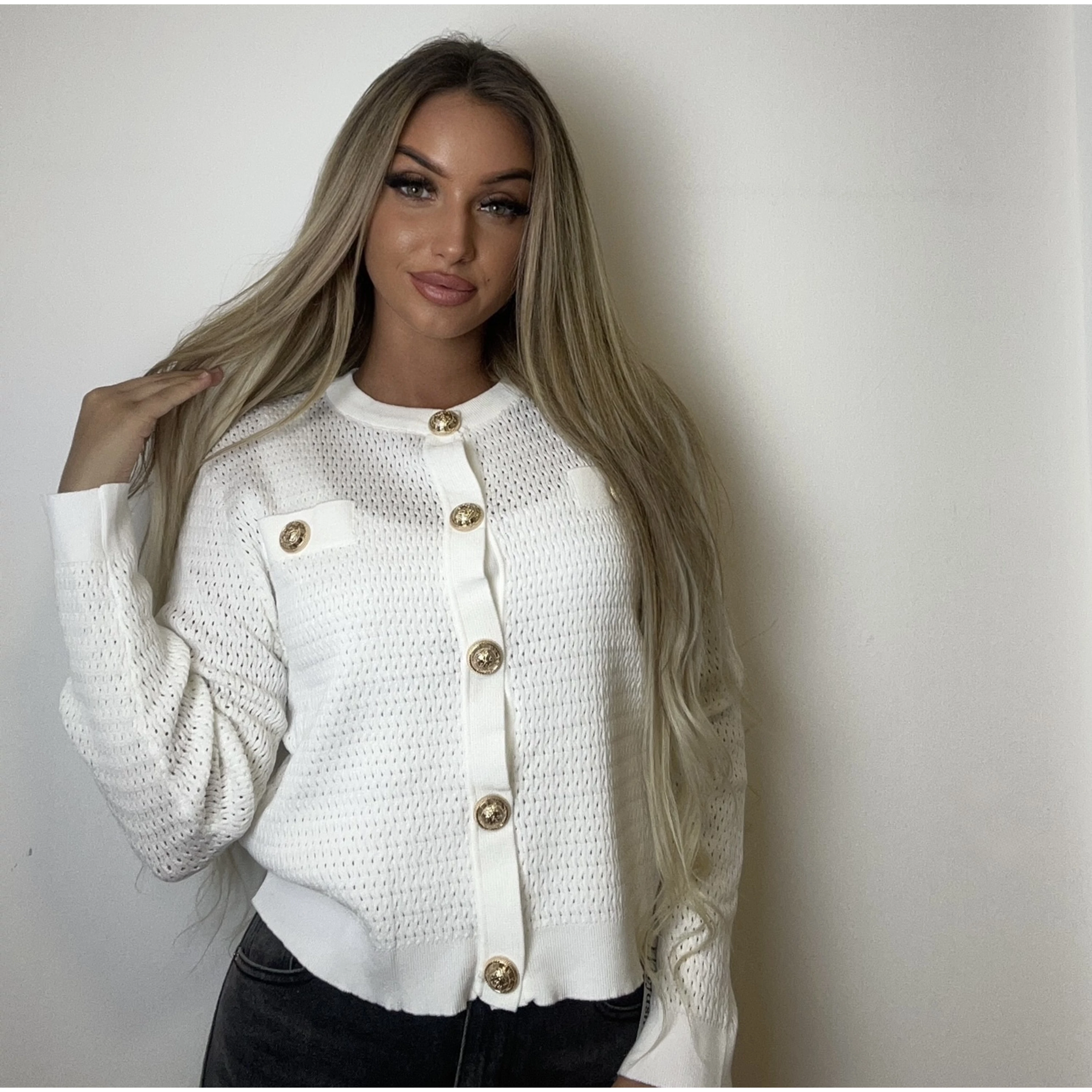 Fehér aranygombos női kardigán elegáns stílusban
