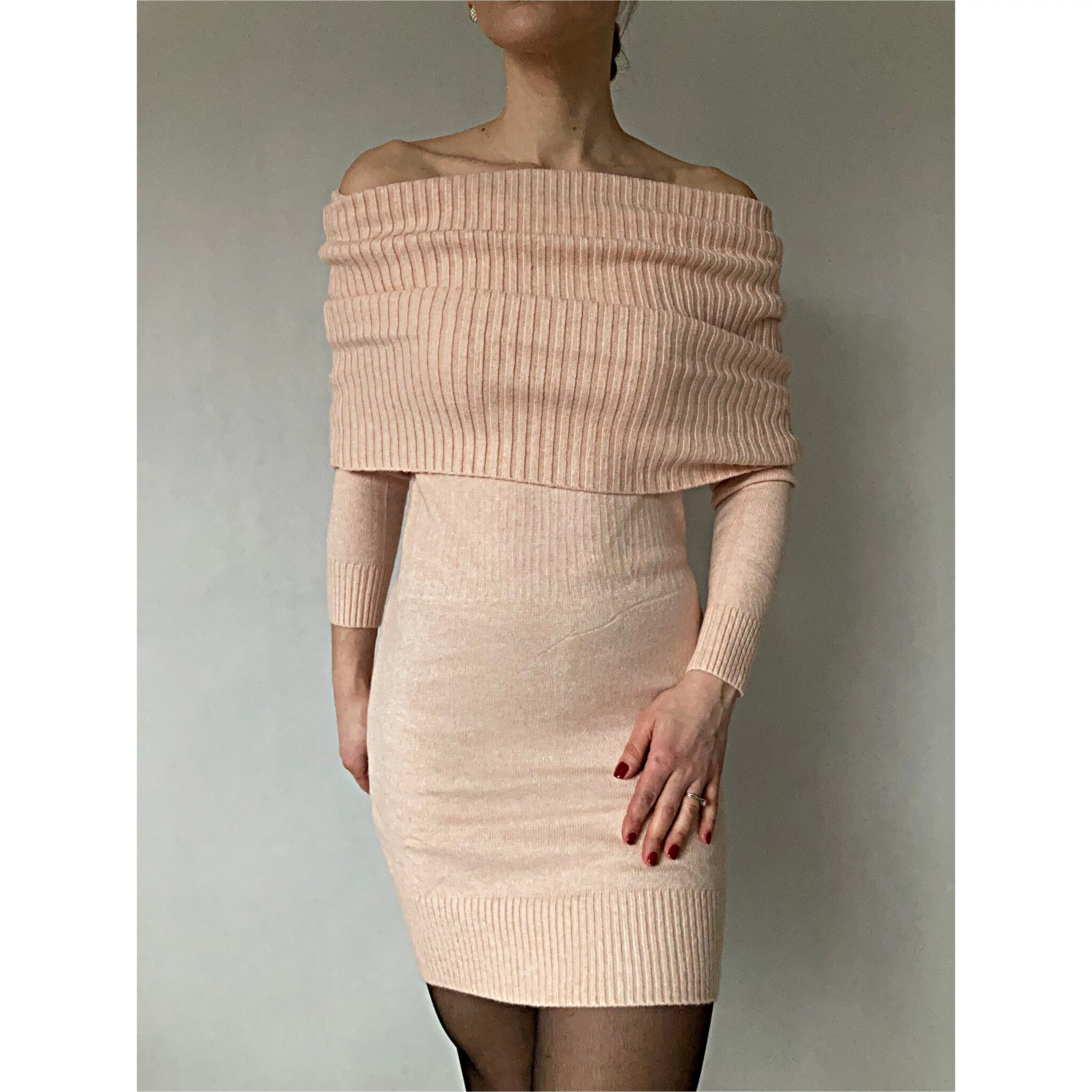 női púder bordázott garbóruha 