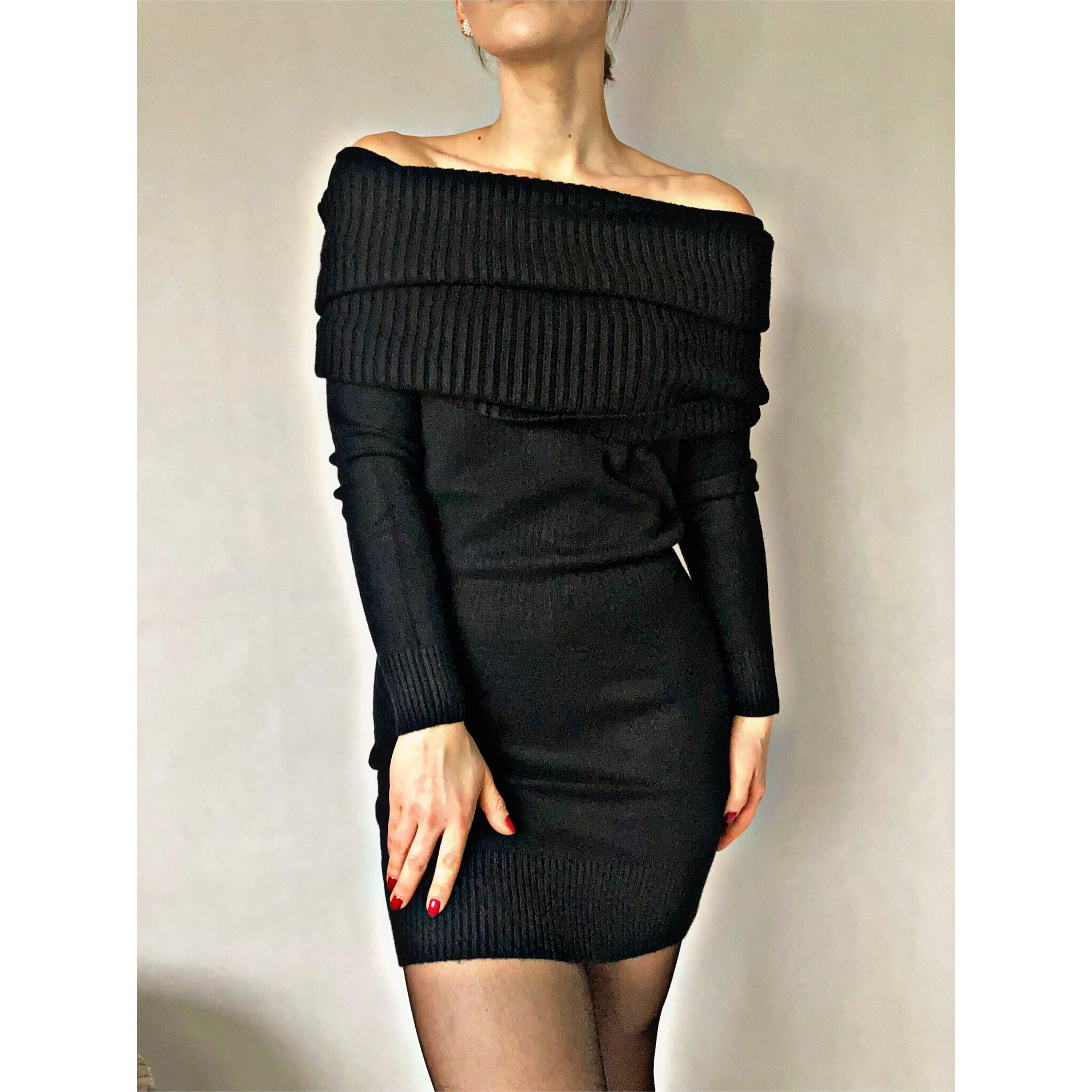 női fekete bordázott garbóruha 