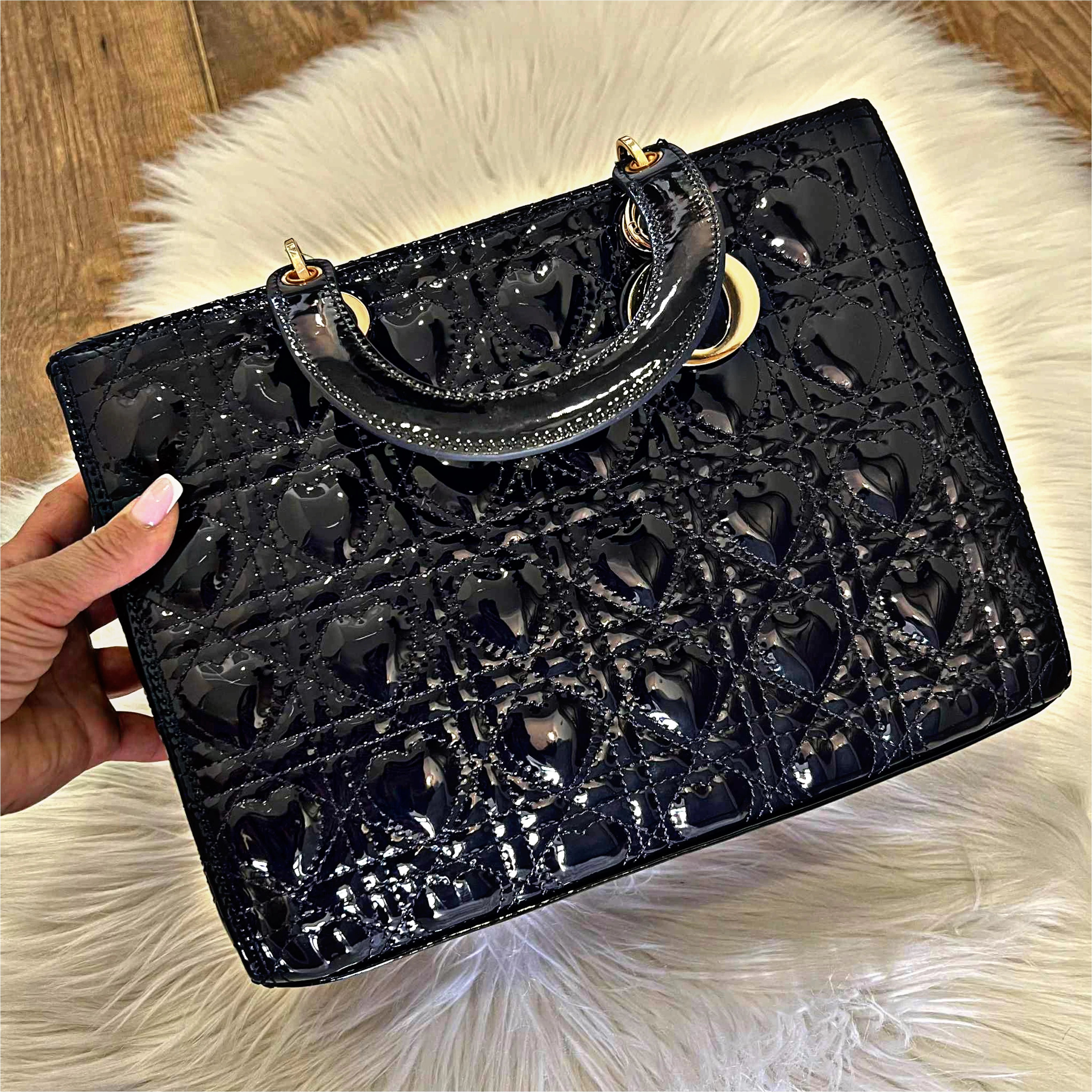 Sötétkék elegáns kézitáska arany részletekkel, fényes felülettel Sötétkék elegáns kézitáska arany részletekkel, fényes felülettel