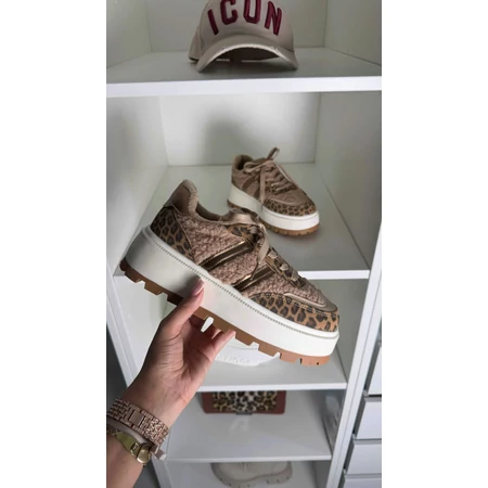 Leopárdmintás bélelt sportcipő 