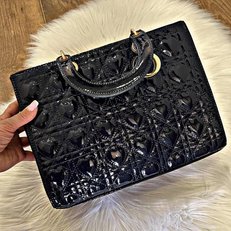 Sötétkék elegáns kézitáska arany részletekkel, fényes felülettel